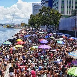 Organizadores alegam que obrigatoriedade de análise municipal para parcerias privadas "amarra" os desfiles; Executivo nega proibição e anuncia premiação inédita para agremiações