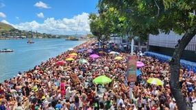 Carnaval 2025 - Bloco Regional da Nair anima multidão na Avenida Beira-Mar, no Centro de Vitória