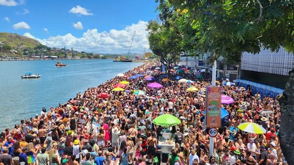 Bloco Regional da Nair anima multidão na Avenida Beira-Mar, no Centro de Vitória