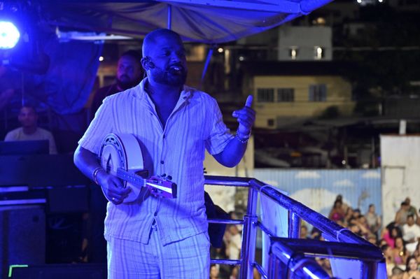 Arlindinho encerrou a festa no trio que reuniu milhares de foliões no Sambão do Povo na noite de sábado (1º)