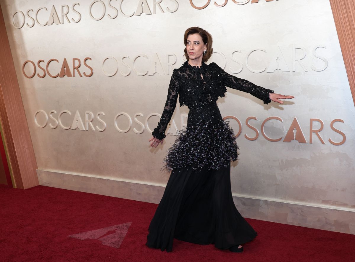 Atriz usa vestido da nova coleção da grife; ‘Ainda Estou Aqui’ concorre a três categorias no Oscar