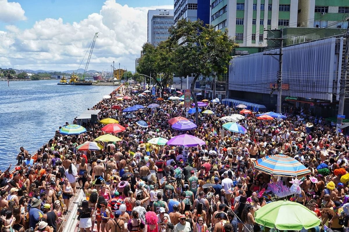 Carnaval 2025 - Bloco Regional da Nair anima multidão na Avenida Beira-Mar, no Centro de Vitória 