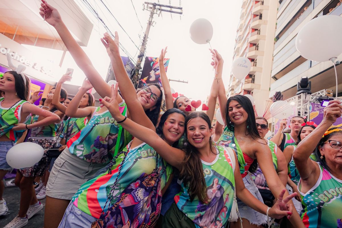 Carnaval em Guarapari arrastou multidão pelas ruas da cidade na noite de sábado (1º) por Fabrício Brambati