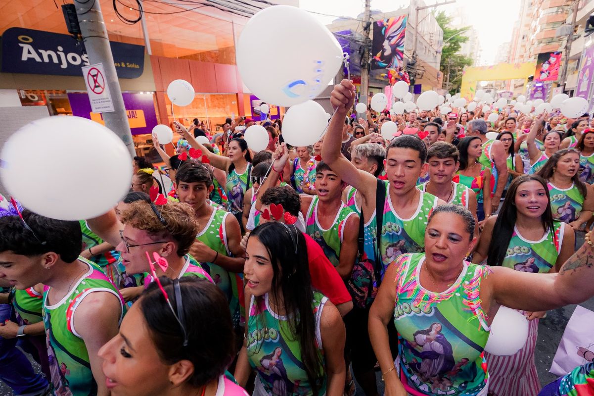Carnaval em Guarapari arrastou multidão pelas ruas da cidade na noite de sábado (1º) por Fabrício Brambati