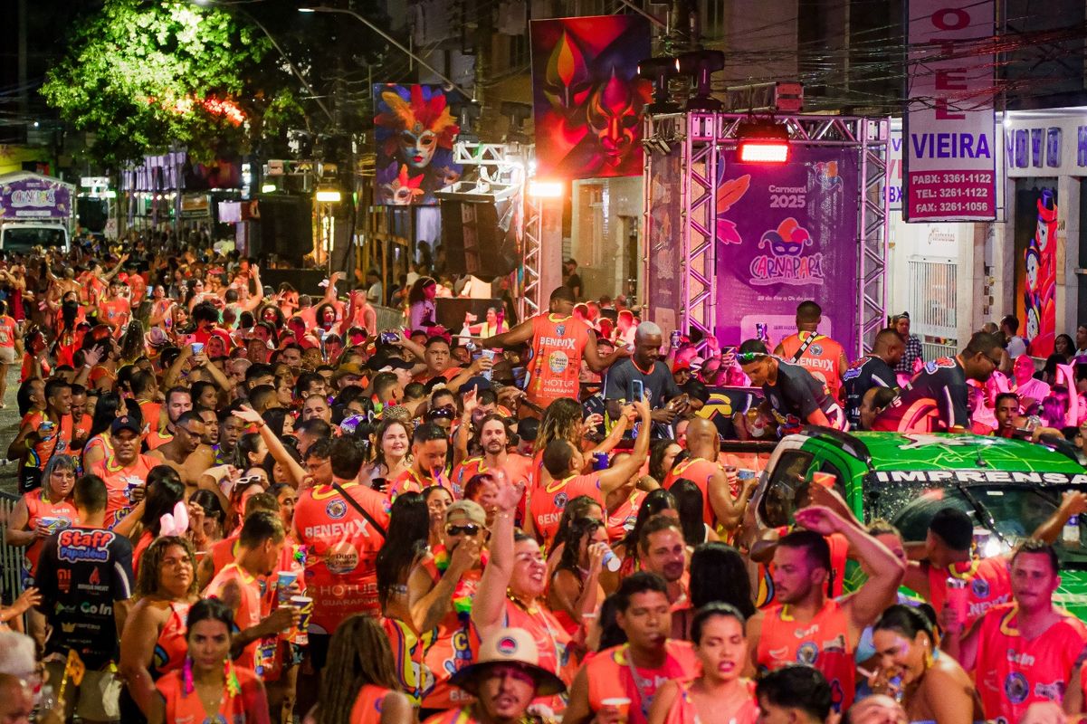 Carnaval em Guarapari arrastou multidão pelas ruas da cidade na noite de sábado (1º)