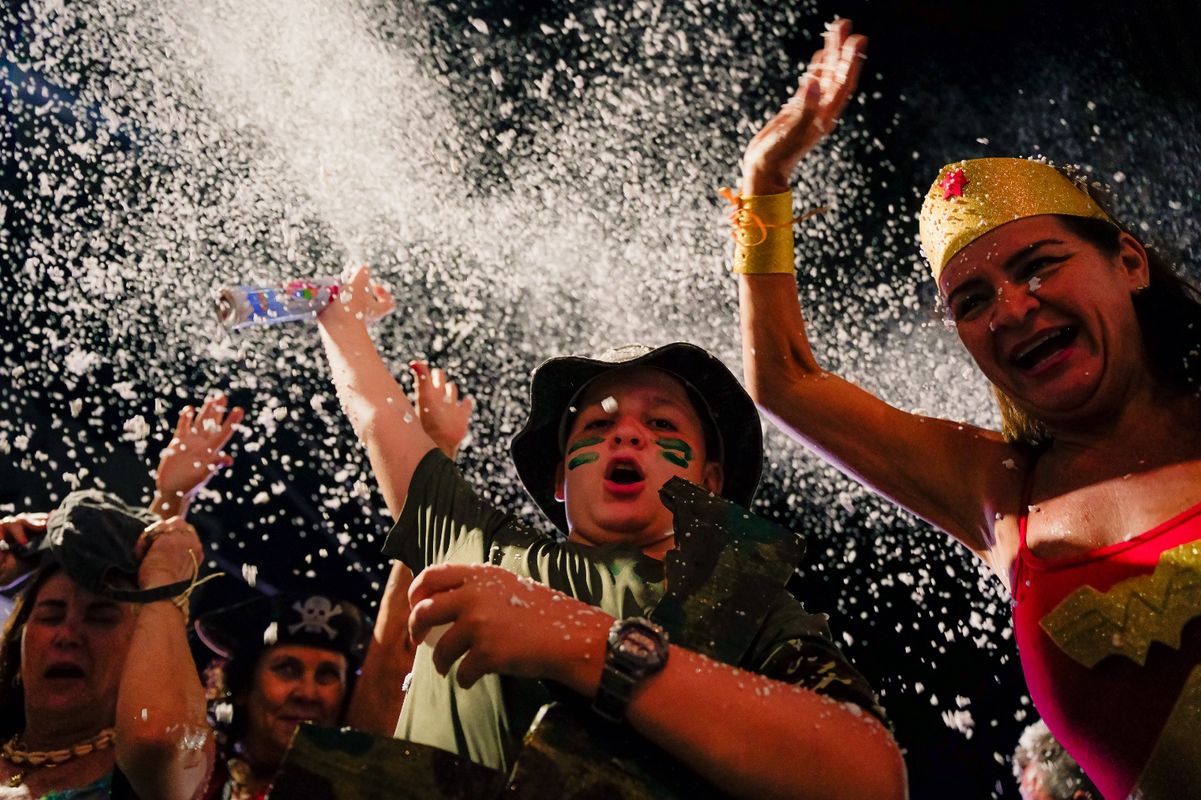 Carnaval em Guarapari arrastou multidão pelas ruas da cidade na noite de sábado (1º) por Fabrício Brambati