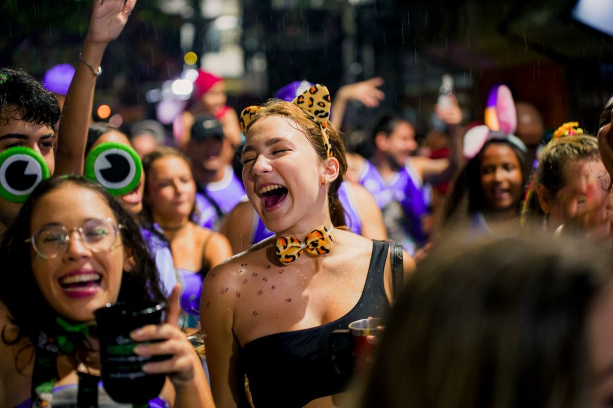 Carnaval em Guarapari arrastou multidão pelas ruas da cidade na noite de sábado (1º) por Fabrício Brambati