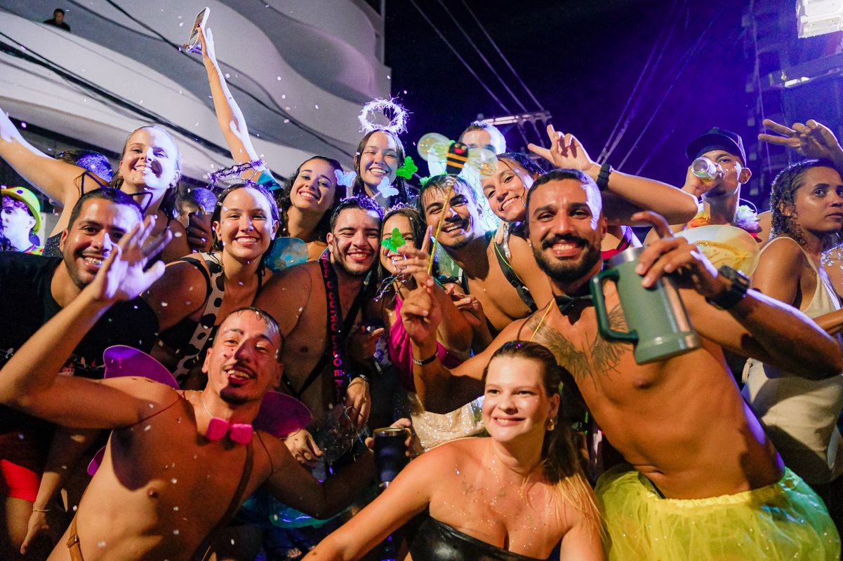 Carnaval em Guarapari arrastou multidão pelas ruas da cidade na noite de sábado (1º) por Fabrício Brambati