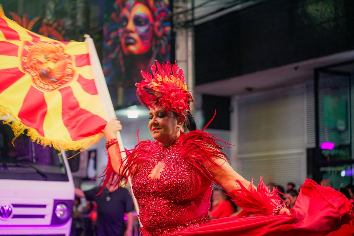 Carnaval em Guarapari arrastou multidão pelas ruas da cidade na noite de sábado (1º) por Fabrício Brambati