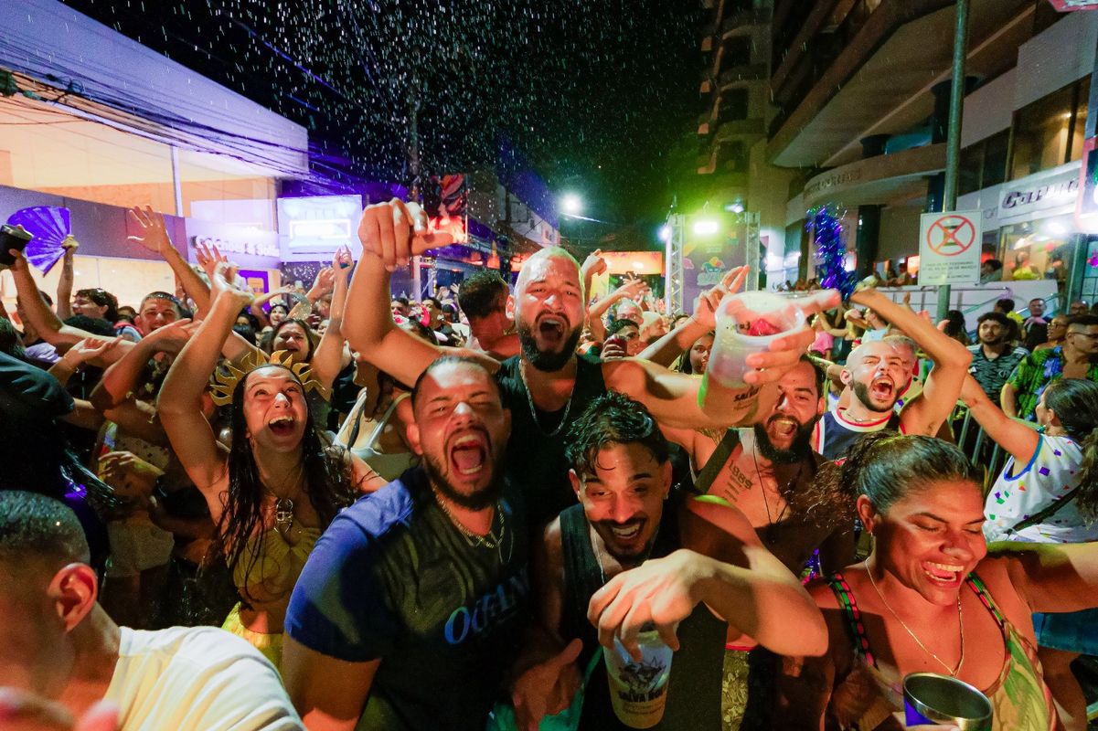 Carnaval em Guarapari arrastou multidão pelas ruas da cidade na noite de sábado (1º) por Fabrício Brambati