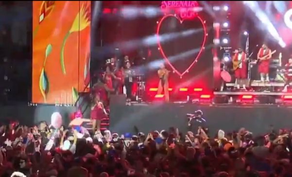 Glória Groove cai do palco em show no Marco Zero de Recife.