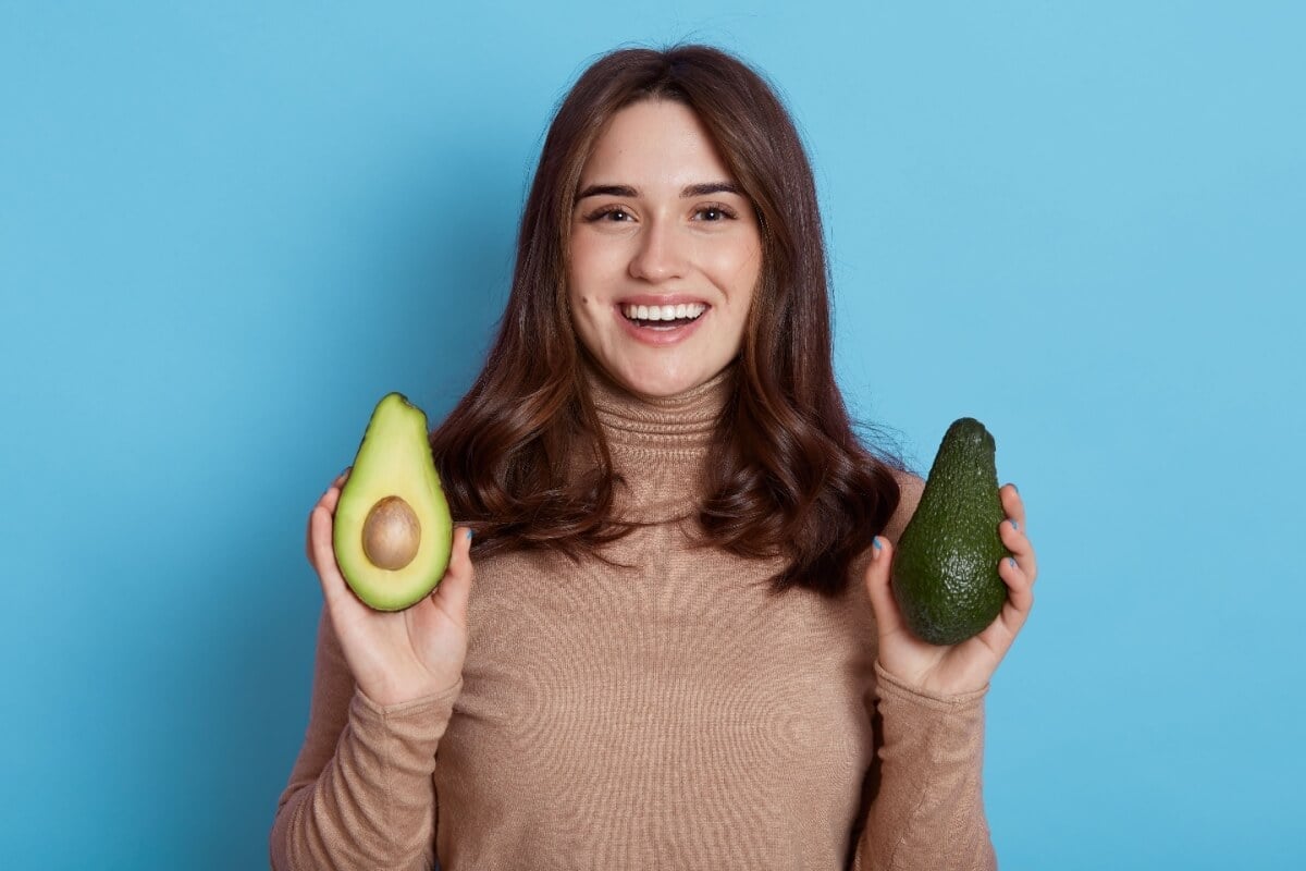 O abacate é um alimento completo que pode ser incluído em diversas preparações (Imagem: StoryTime Studio  | Shutterstock)
