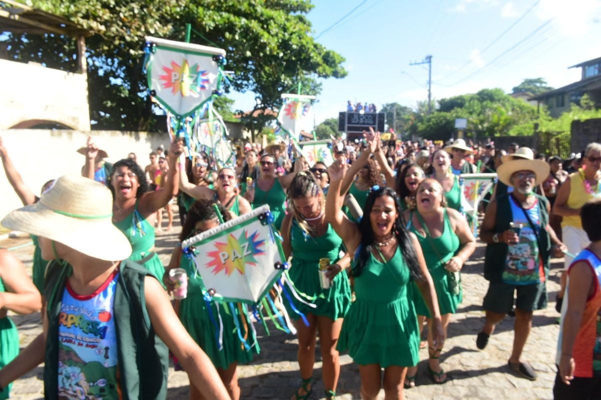 Bloco Surpresa, na Barra do Jucu, homenageou a professora Marina Sampaio por Carlos Alberto Silva