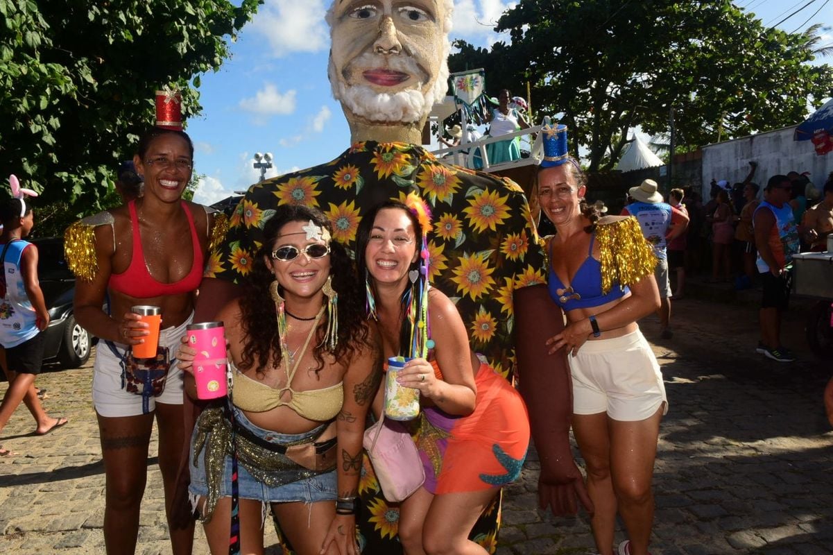 Bloco Surpresa, na Barra do Jucu, homenageou a professora Marina Sampaio