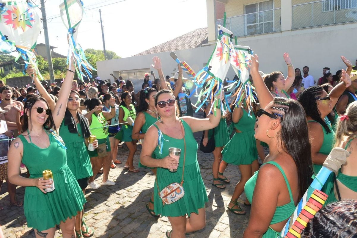 Bloco Surpresa, na Barra do Jucu, homenageou a professora Marina Sampaio por Carlos Alberto Silva