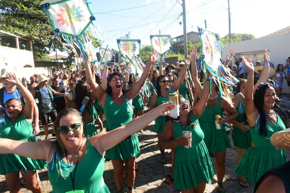 Bloco Surpresa, na Barra do Jucu, homenageou a professora Marina Sampaio por Carlos Alberto Silva