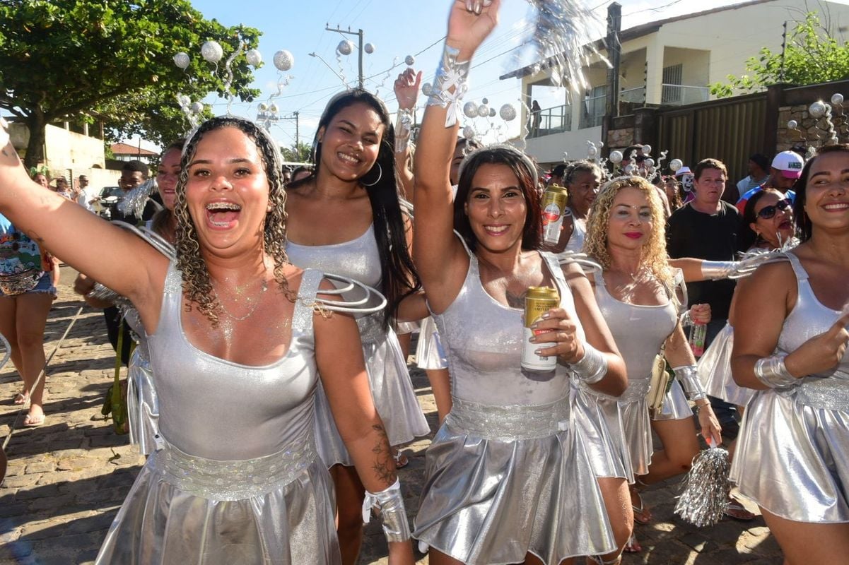 Bloco Surpresa, na Barra do Jucu, homenageou a professora Marina Sampaio por Carlos Alberto Silva
