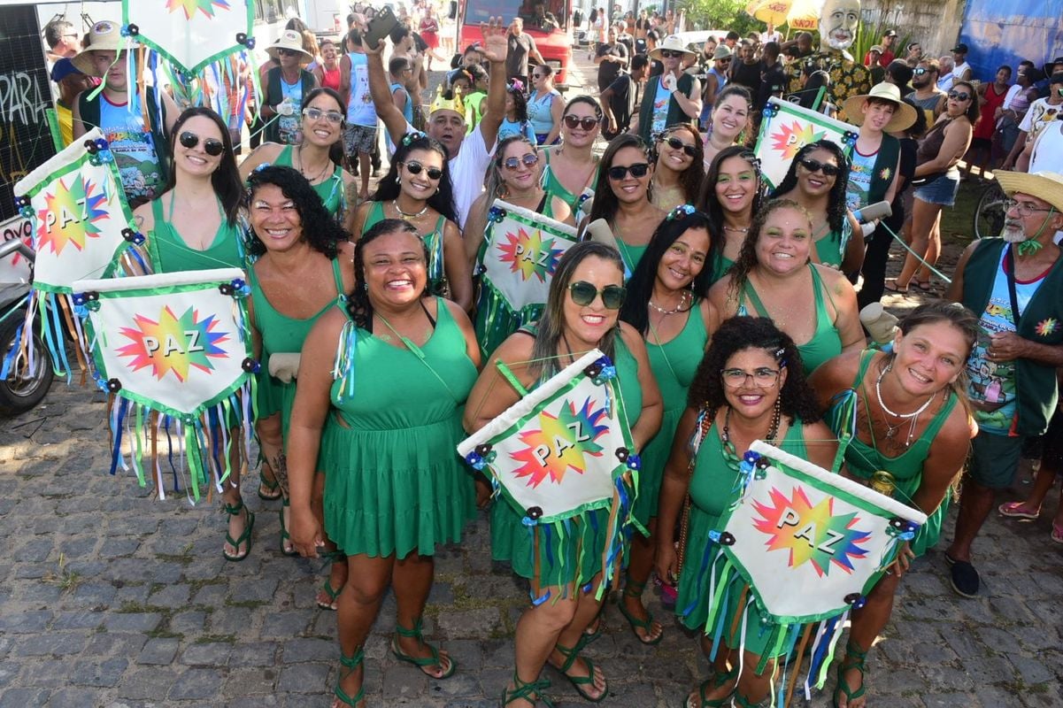 Bloco Surpresa, na Barra do Jucu, homenageou a professora Marina Sampaio por Carlos Alberto Silva