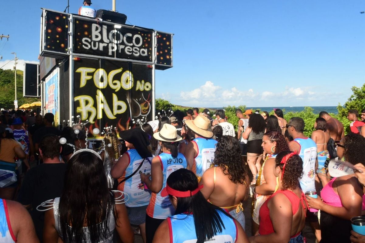 Bloco Surpresa, na Barra do Jucu, homenageou a professora Marina Sampaio por Carlos Alberto Silva