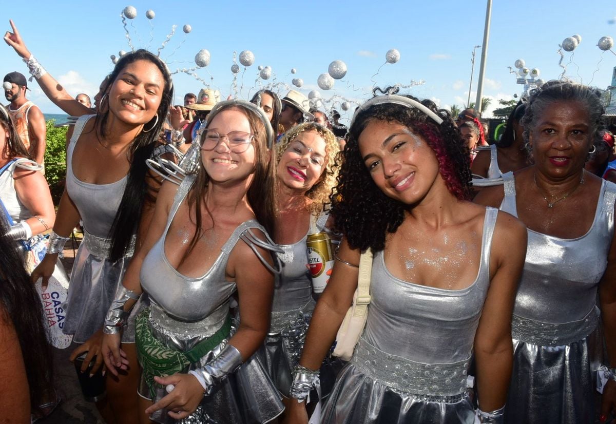Bloco Surpresa, na Barra do Jucu, homenageou a professora Marina Sampaio por Carlos Alberto Silva