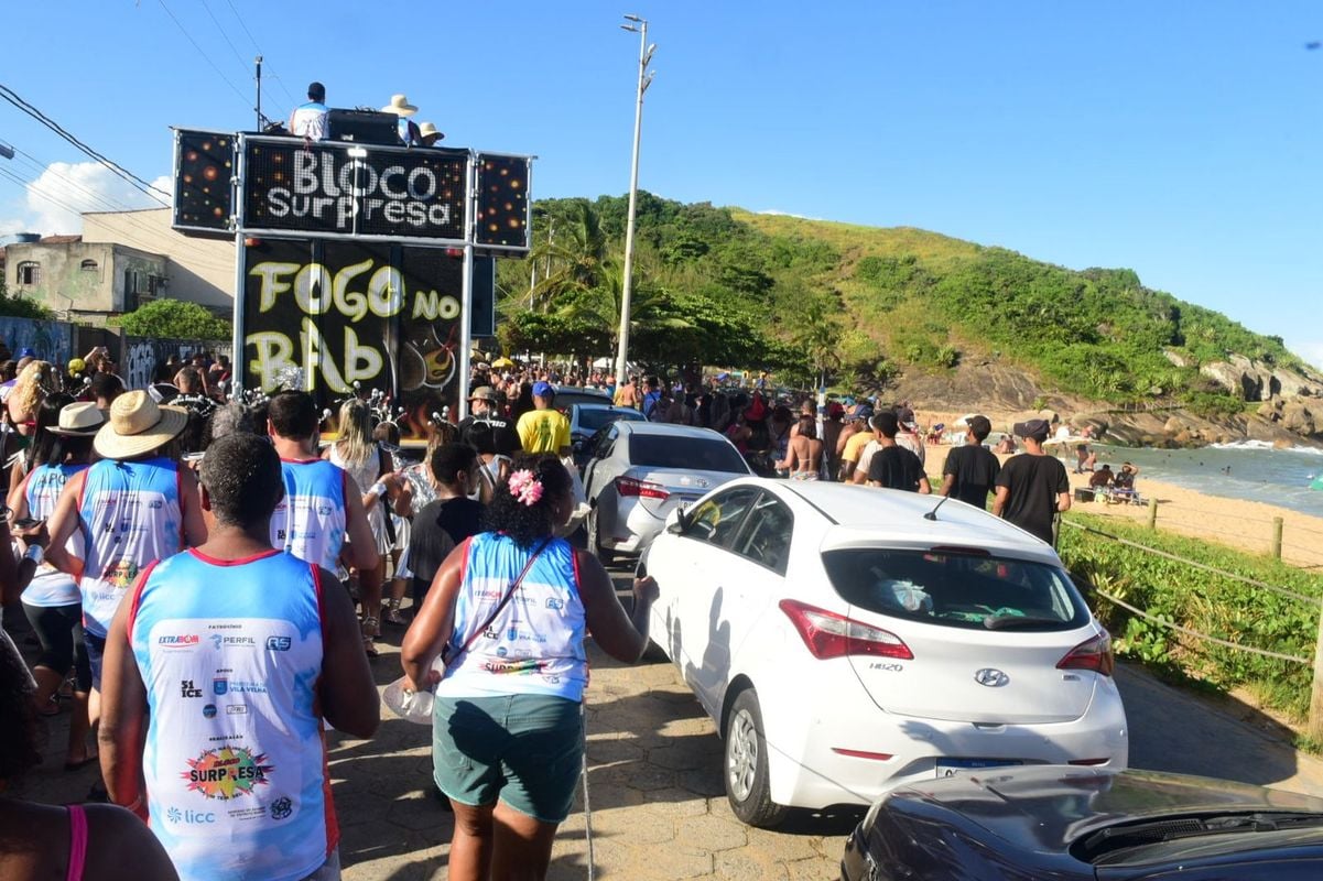 Bloco Surpresa, na Barra do Jucu, homenageou a professora Marina Sampaio por Carlos Alberto Silva