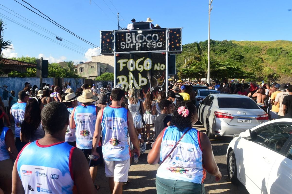 Bloco Surpresa, na Barra do Jucu, homenageou a professora Marina Sampaio por Carlos Alberto Silva