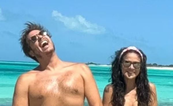 Os humoristas Fabio Porchat e Priscila Castello Branco celebram carnaval em uma praia. 