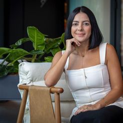 "Nesses 15 anos da Coluna Renata Rasseli, gostaria de parabenizar o protagonismo que o espaço oferece para fortalecer as lideranças e as conquistas femininas em diversas áreas de atuação, simbolizando toda a força, competência e destaque das mulheres do Espírito Santo.
Como sócia e líder Regional da XP Investimentos no Espírito Santo e Minas Gerais, gerindo mais de 170 pessoas, contar com essa parceria e dedicação é essencial para a valorização das mulheres no mercado. Diariamente encontramos por aqui histórias que inspiram e que nos fazem ser melhores. Por tudo isso, a leitura de RR é obrigatória para ampliar as conexões."