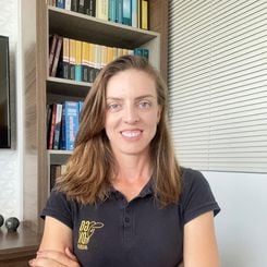 "Seja no agronegócio, na comunicação, ou em qualquer outro setor, sabemos que o sucesso profissional de uma mulher é fruto de muito esforço, paixão e persistência. Essas são características da minha xará e amiga Renata Rasseli, que há 15 anos usa o seu espaço na imprensa capixaba para inspirar, contar histórias e valorizar o trabalho de tantas outras mulheres do nosso Estado. Parabéns pela trajetória brilhante, construída com muita dedicação e talento. Quem conhece e acompanha de perto seu trabalho sabe do seu compromisso com a excelência e a verdade. Continue escrevendo essa sua jornada que tanto encanta e faz história."