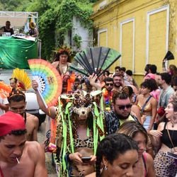 Analisar a evolução das marchinhas e enredos de 2016 a 2026 é acompanhar a pulsação crítica de uma década materializada na festa pública