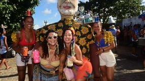 O Bloco Surpresa desfila pelas ruas da Barra do Jucu