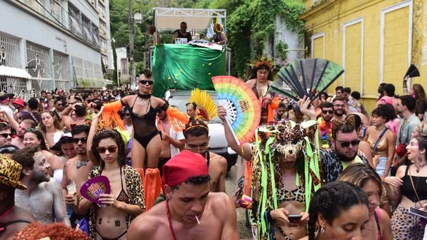 Analisar a evolução das marchinhas e enredos de 2016 a 2026 é acompanhar a pulsação crítica de uma década materializada na festa pública