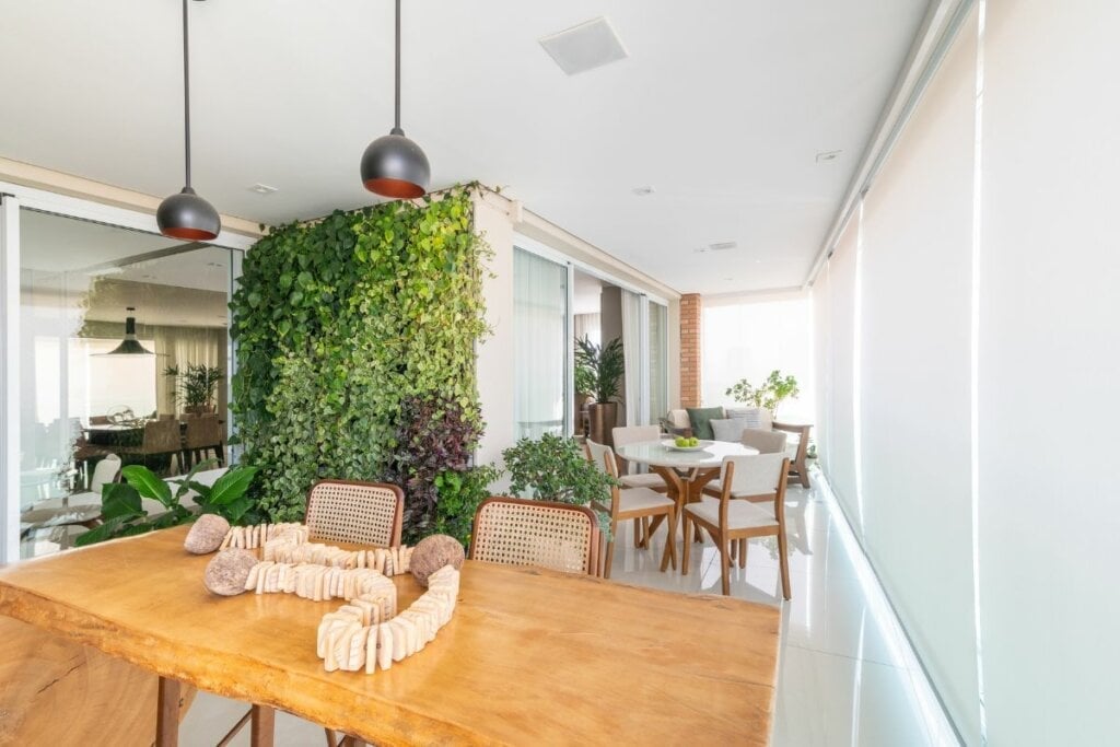 As normas do condomínio precisam ser verificadas antes de instalar persianas ou telas solares nas varandas (Projeto: Isabella Nalon arquitetura e interiores | Imagem: Julia Herman)