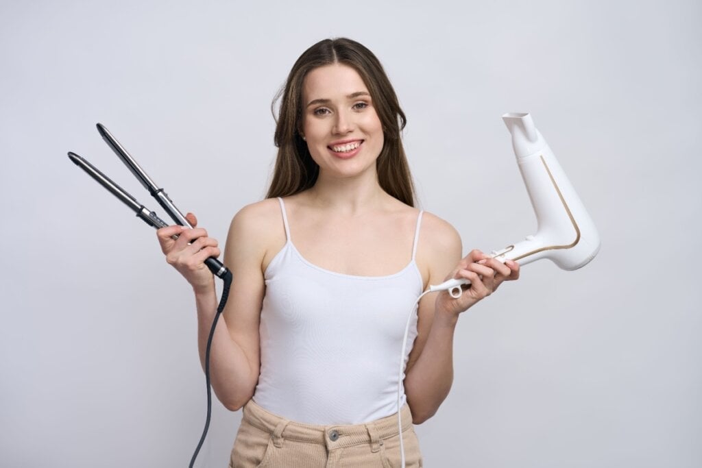 O secador de cabelo e a chapinha podem ser perigosos se utilizados de forma inadequada (Imagem: AYO Production | Shutterstock)