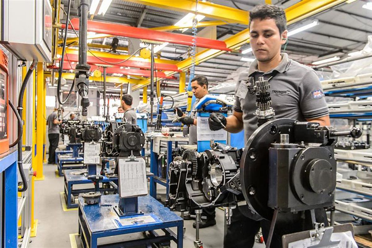 linha de produção da fábrica Triumph Motorcycles Brasil