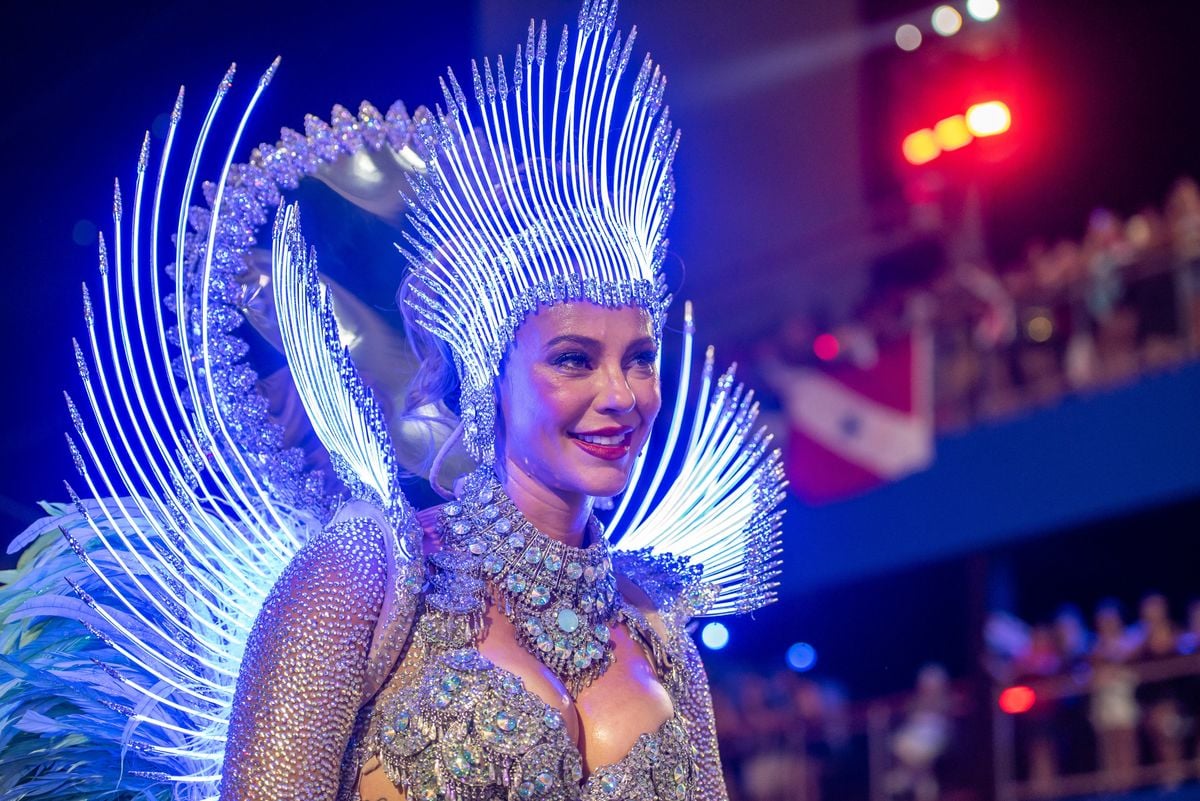 Paolla Oliveira, rainha de bateria da Grande Rio, no carnaval 2025