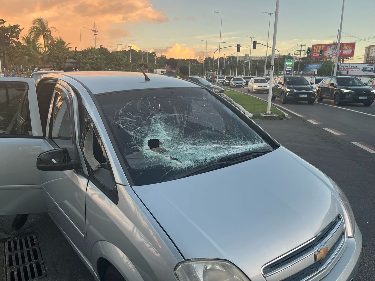 Poste atinge carro em acidente envolvendo três carros na Avenida Dante Michelini, em Vitória. por Vitor Jubini