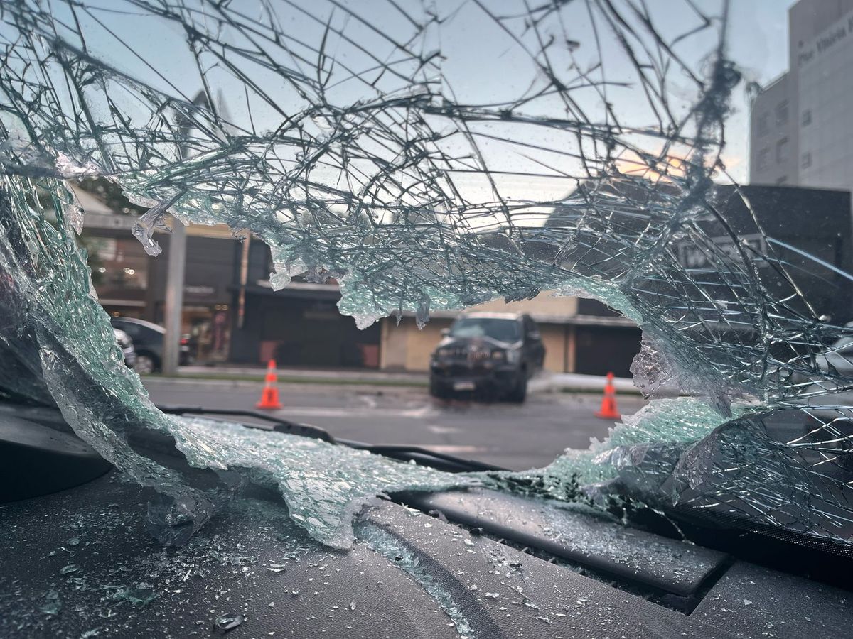 Poste atinge carro em acidente envolvendo três carros na Avenida Dante Michelini, em Vitória. por Vitor Jubini