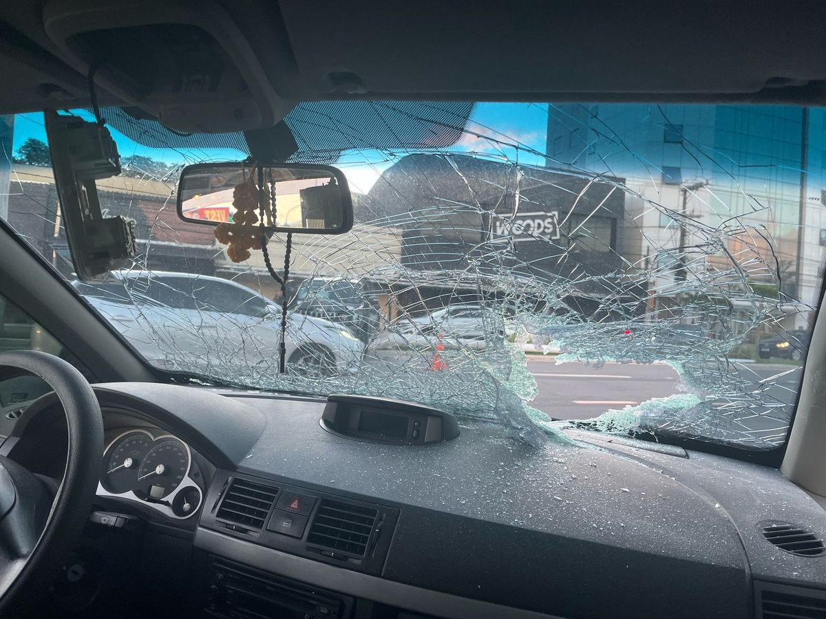 Poste atinge carro em acidente envolvendo três carros na Avenida Dante Michelini, em Vitória. por Vitor Jubini