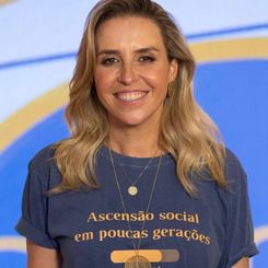 "Renata, sua trajetória é um exemplo de dedicação, talento e compromisso com a comunicação de qualidade. Há 15 anos você inspira e conecta pessoas, dando visibilidade a histórias que fazem a diferença no nosso Estado e na vida de tanta gente. Essa troca é fundamental e serve de incentivo para que outras mulheres também levem seus projetos adiante. No empreendedorismo social, sabemos o valor de quem constrói com propósito – e você é uma grande referência nisso, uma mulher que construiu uma carreira baseada em propósito, verdade e dedicação. Parabéns por essa conquista!”