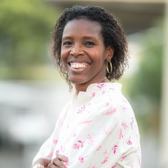 "Parabéns pelos 15 anos de coluna! É uma alegria enorme acompanhar sua trajetória, que se tornou um verdadeiro marco na cobertura dos eventos sociais, culturais e empresariais mais relevantes do nosso Estado. É uma honra poder participar desta edição comemorativa.
Neste Mês da Mulher, gostaria de celebrar não apenas sua carreira brilhante, mas também todas as mulheres que, como você, com sua força, inteligência e dedicação, fazem a diferença em suas áreas e na vida de tantas pessoas. Que este mês e este aniversário sejam um reflexo da grandiosidade de sua jornada. Que venham muitos mais anos de sucesso, inspiração e muitas histórias para contar!"