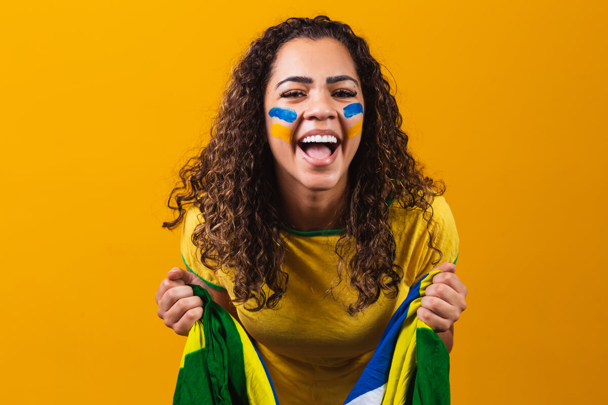 Cada torcedora expressa as emoções de formas diferentes (Imagem: Bernardo Emanuelle | Shutterstock)