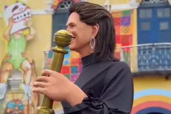 Em meio ao clima de festa pela indicação ao Oscar, Fernanda Torres ganhou um boneco gigante no Carnaval de Olinda, em Pernambuco. Foto: Reprodução @bregabregoso via X