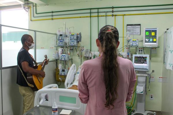 Violonista toca para paciente internado na UTI do Hospital Geral de Linhares (HGL)