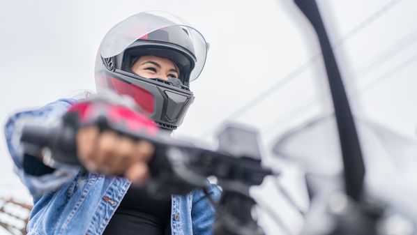 A cada ano, aumenta a participação feminina em habilitações para motocicletas; de 2014 até maio de 2024, o crescimento foi de 60%, agora, considerando de 2015 a dezembro de 2024, o aumento é de 65,8%