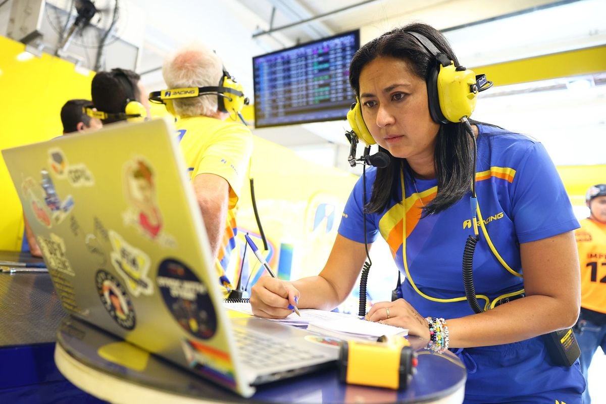 A engenharia Rachel Loh atuando nos bastidores da Stock Car