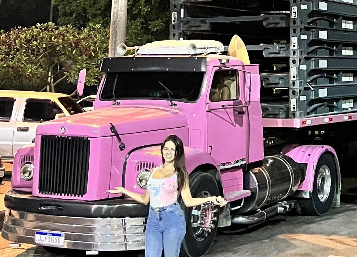 Anailê e seu caminhão rosa, que cativou vários internautas
