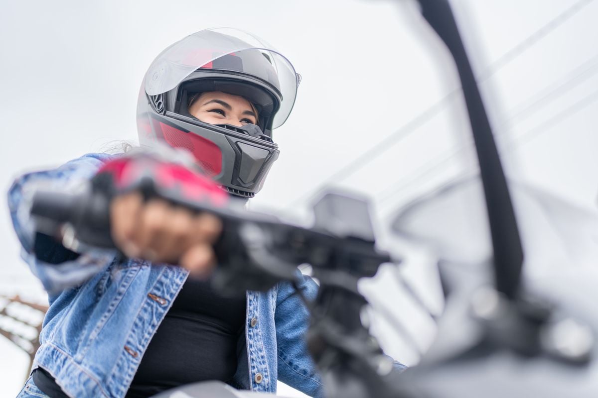 Número de mulheres com habilitação para moto cresce 65,8% em 10 anos
