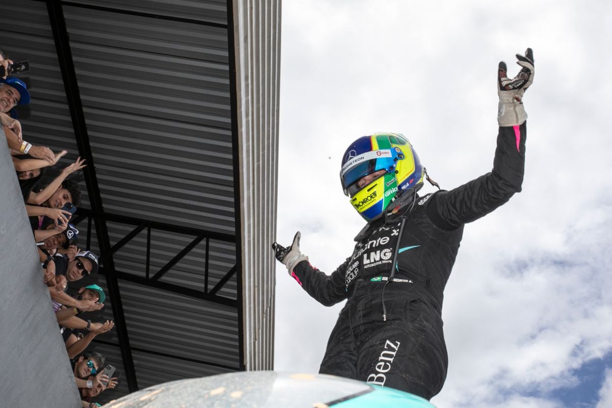 Pilota Bia Figueiredo comemora uma de suas vitórias na Copa Truck de 2024, ano em que foi campeã