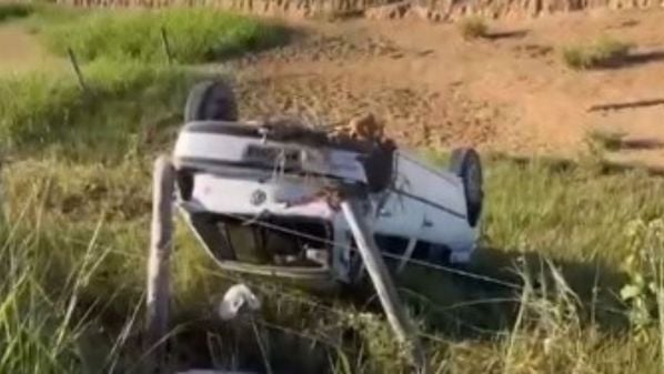 Um dos veículos acabou capotando e caiu em barranco às margens da rodovia